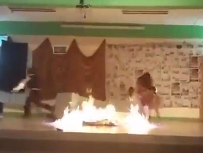 Alumnas se queman en plena obra de teatro