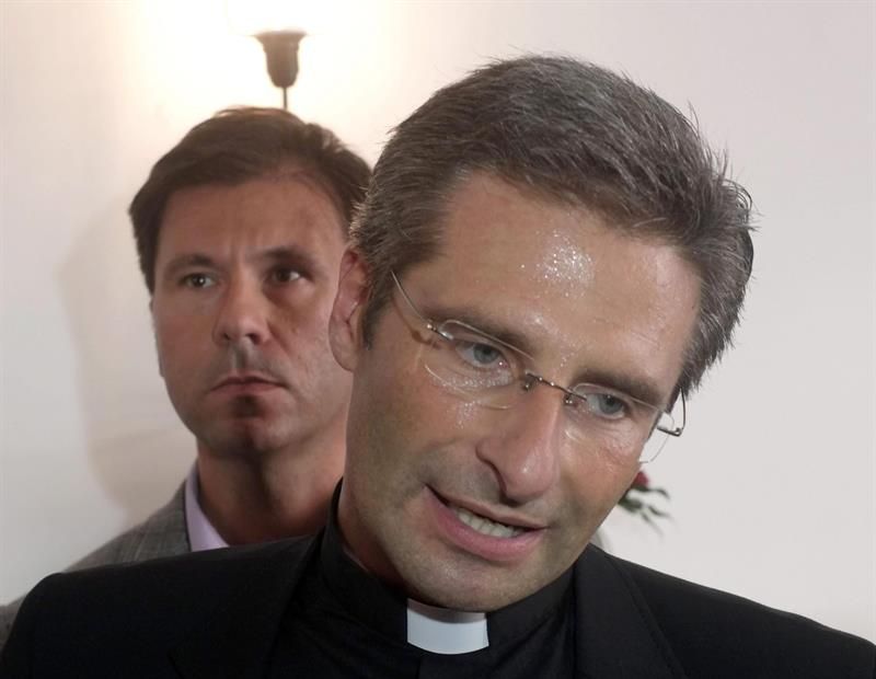 El cura expulsado del Vaticano por gay ataca la homofobia eclesial en un libro