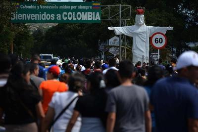 Parlamentarios venezolanos dicen que paso masivo a Cúcuta refleja el hambre