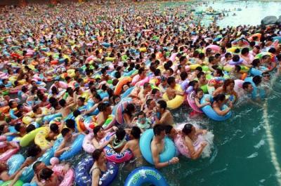 Más de 10.000 chinos llenan la piscina más grande del mundo
