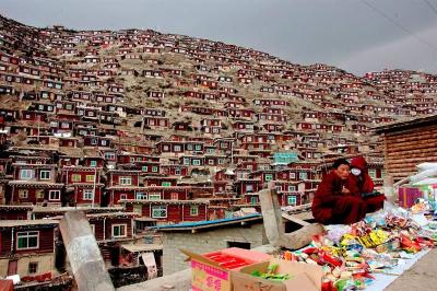 Comienzan demoliciones y desalojos forzosos en el mayor monasterio del Tíbet