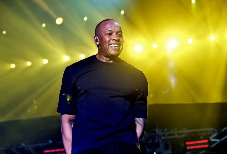 El legendario rapero Dr. Dre es esposado frente a su hogar en Los Angeles