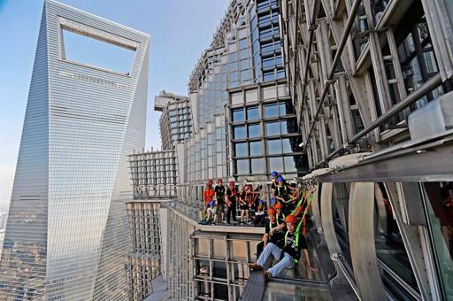 Rascacielos de Shanghái abre pasarela de cristal para pasear por su exterior