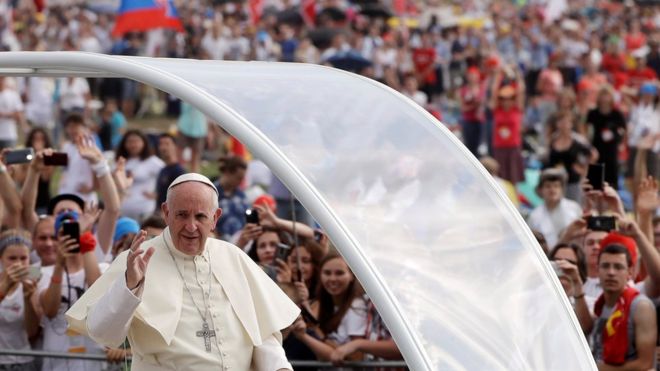 Con metáforas tecnológicas se despidió el papa Francisco de la juventud en Polonia