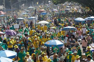 Brasileños se manifiestan a favor y en contra de la destitución de Rousseff