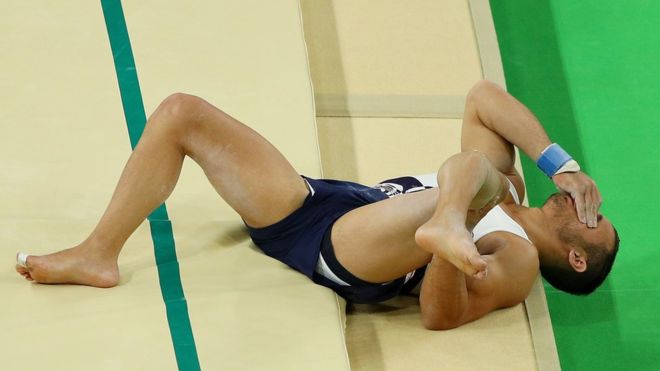 Escalofriante fractura sufrió gimnasta francés en salto de caballo en las Olimpiadas de Río
