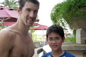 Michael Phelps fue derrotado en los 100m mariposa por uno de sus admiradores y con triple empate