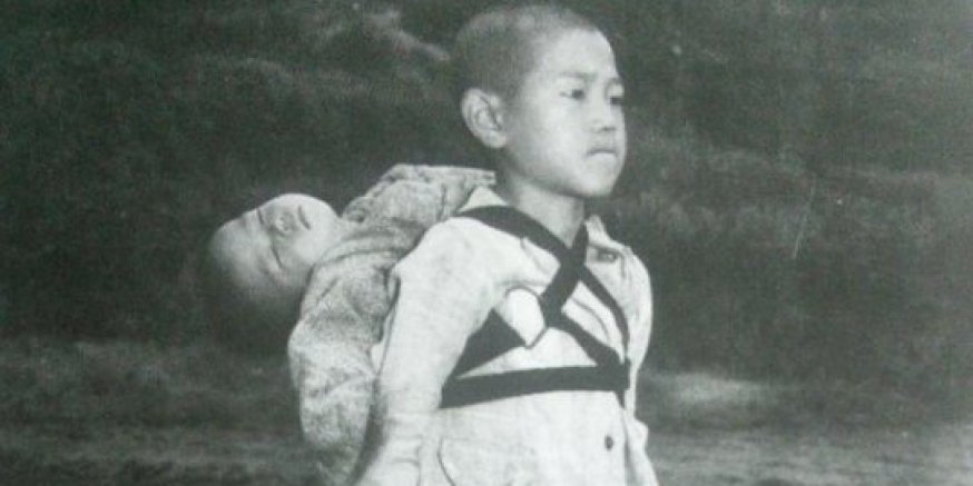 La lección del niño de Nagasaki que transporta el hermano muerto