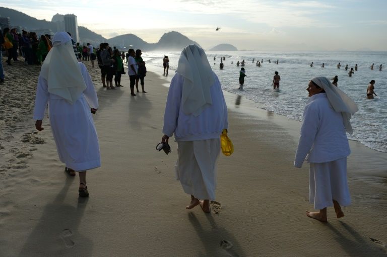 Polémica en Italia por fotos de monjas en la playa publicadas por un imán