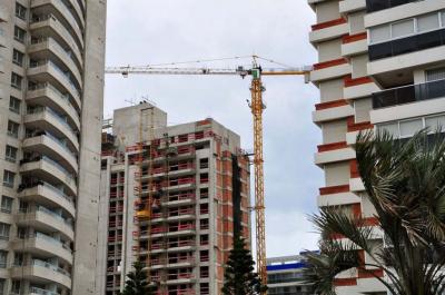 Bienvenida baja del dólar en Uruguay: Mejoró capacidad de hogares para acceder a viviendas