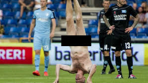 Futbolista campeón de la Euro 92 con Dinamarca saltó desnudo haciendo piruetas al campo de juego