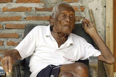 Hombre indonesio asegura tener 145 años y un solo deseo: morir