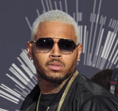 Arrestan a Chris Brown por amenazar a una mujer con un arma