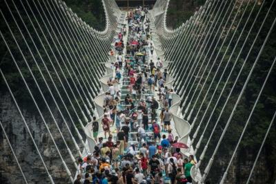 China cierra el puente de vidrio más largo del mundo por exceso de visitantes