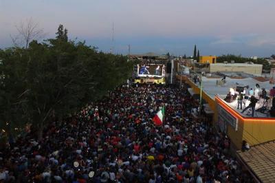Una eufórica multitud recibe las cenizas de Juan Gabriel en Ciudad Juárez