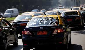 Paro de taxis desde 17 horas: se movilizan contra Uber y llegada de Cabify
