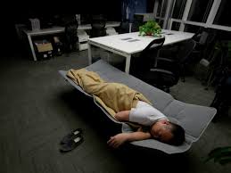 Trabajólicos: Nuevos profesionales comen y duermen en la oficina