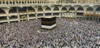 Desde alfombras hasta perfumes, los fieles se cargan de regalos en La Meca