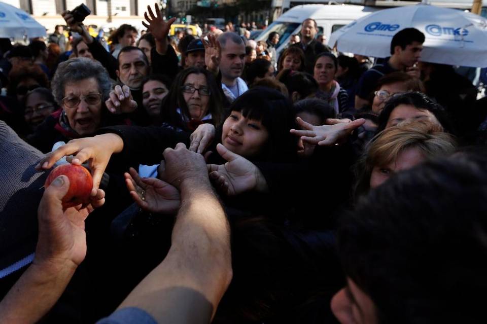 Argentinos protestan por problemas económicos con ollas populares