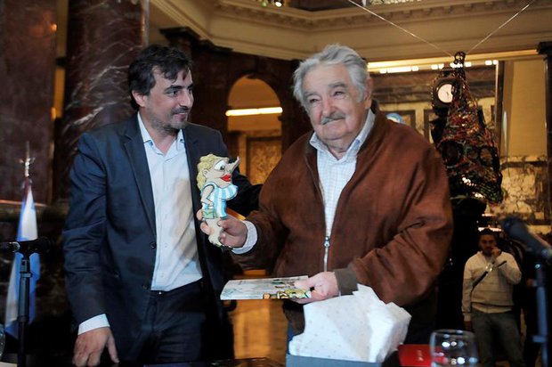 Mujica invita a los jóvenes "a pensar" y "soñar" al recibir honoris causa en Argentina